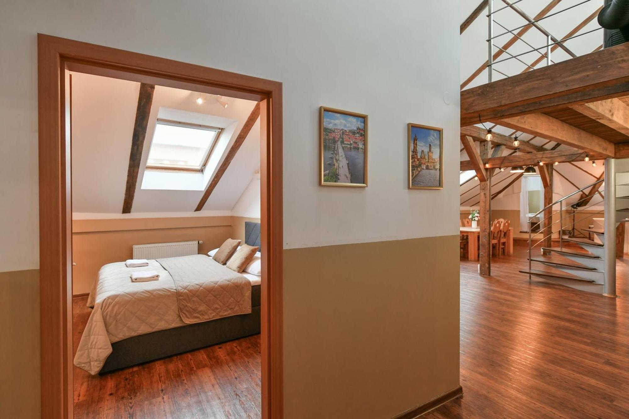 Amazing Charles Bridge Apartment — Photos 2