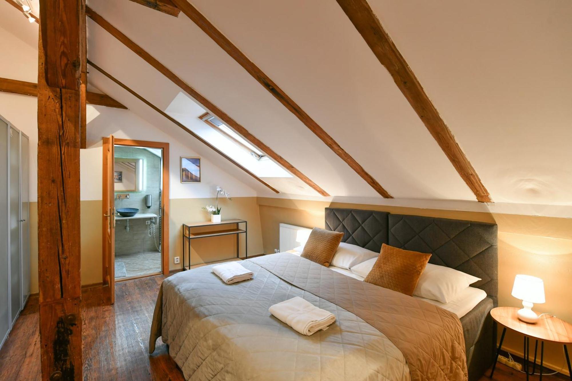 Amazing Charles Bridge Apartment — Photos 3