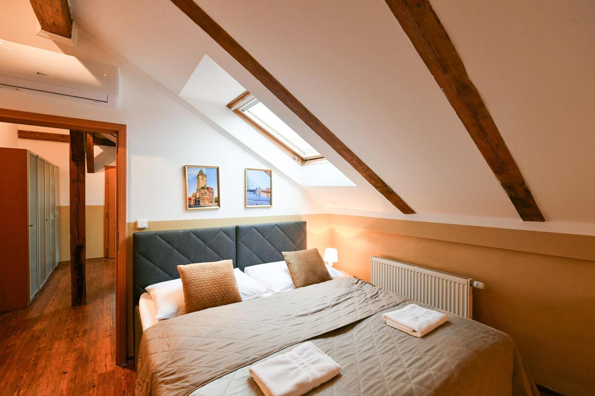 Amazing Charles Bridge Apartment — Photos 1